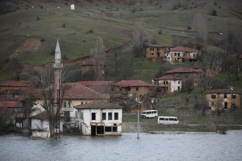 Bilecik'in Pazaryeri ilçesinde 2006 yılında baraj kurulmasının ardından büyük bölümü sular altında kalan Günyurdu köyünde, son yağışların da etkisiyle su seviyesi yükseldi.