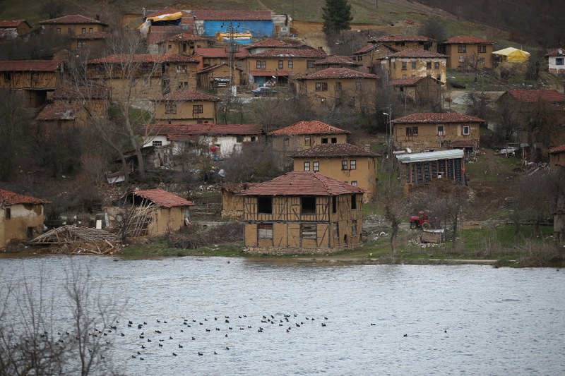 Bilecik'in Pazaryeri ilçesinde 2006 yılında baraj kurulmasının ardından büyük bölümü sular altında kalan Günyurdu köyünde, son yağışların da etkisiyle su seviyesi yükseldi.