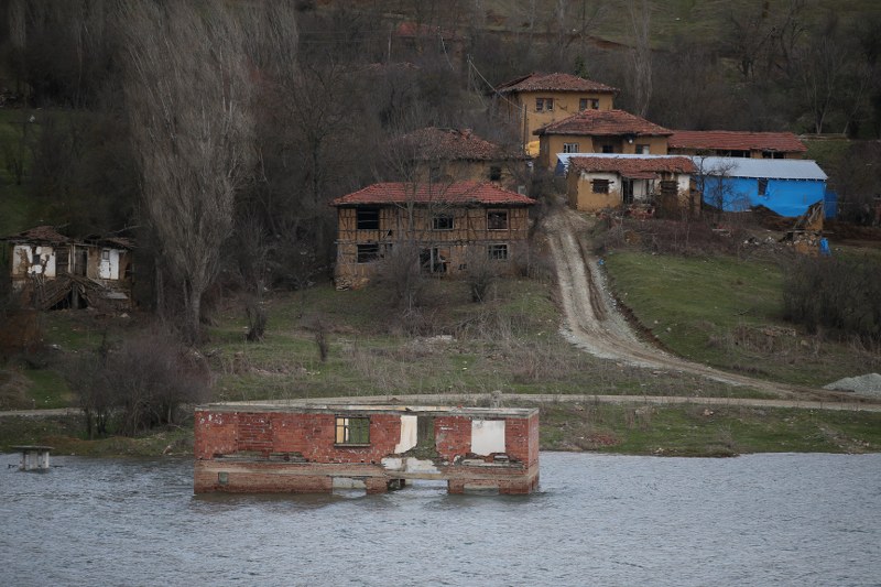 Bilecik'in Pazaryeri ilçesinde 2006 yılında baraj kurulmasının ardından büyük bölümü sular altında kalan Günyurdu köyünde, son yağışların da etkisiyle su seviyesi yükseldi.