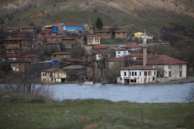 Bilecik'in Pazaryeri ilçesinde 2006 yılında baraj kurulmasının ardından büyük bölümü sular altında kalan Günyurdu köyünde, son yağışların da etkisiyle su seviyesi yükseldi.