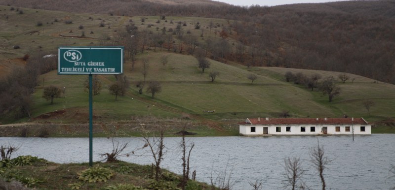 Bilecik'in Pazaryeri ilçesinde 2006 yılında baraj kurulmasının ardından büyük bölümü sular altında kalan Günyurdu köyünde, son yağışların da etkisiyle su seviyesi yükseldi.