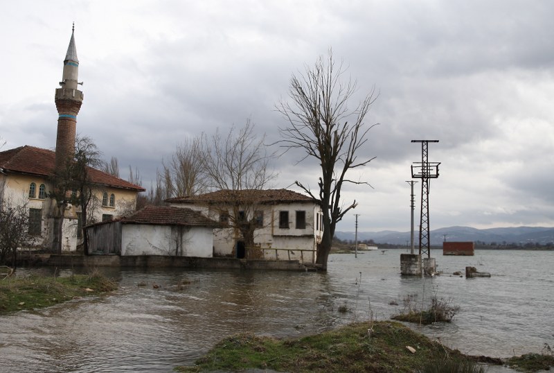 Bilecik'in Pazaryeri ilçesinde 2006 yılında baraj kurulmasının ardından büyük bölümü sular altında kalan Günyurdu köyünde, son yağışların da etkisiyle su seviyesi yükseldi.