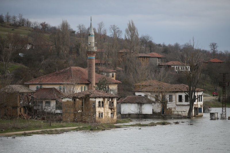 Bilecik'in Pazaryeri ilçesinde 2006 yılında baraj kurulmasının ardından büyük bölümü sular altında kalan Günyurdu köyünde, son yağışların da etkisiyle su seviyesi yükseldi.