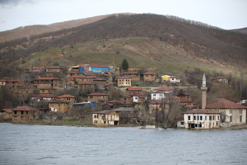 Bilecik'in Pazaryeri ilçesinde 2006 yılında baraj kurulmasının ardından büyük bölümü sular altında kalan Günyurdu köyünde, son yağışların da etkisiyle su seviyesi yükseldi.