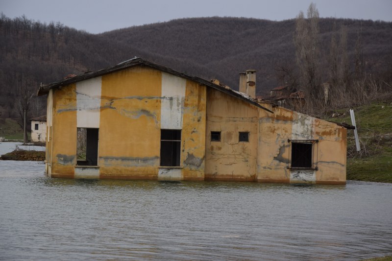 Bilecik'in Pazaryeri ilçesinde 2006 yılında baraj kurulmasının ardından büyük bölümü sular altında kalan Günyurdu köyünde, son yağışların da etkisiyle su seviyesi yükseldi.