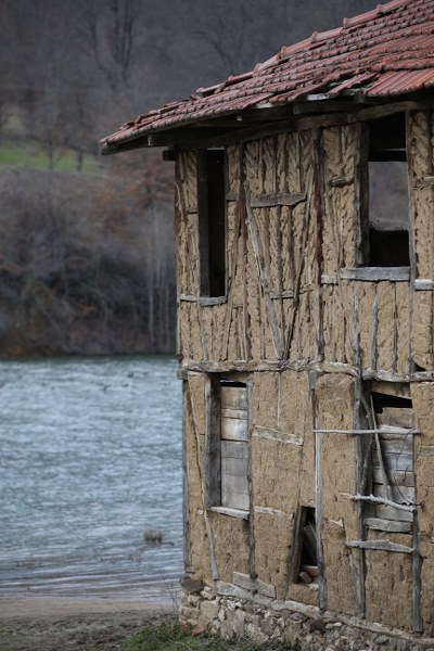 Bilecik'in Pazaryeri ilçesinde 2006 yılında baraj kurulmasının ardından büyük bölümü sular altında kalan Günyurdu köyünde, son yağışların da etkisiyle su seviyesi yükseldi.