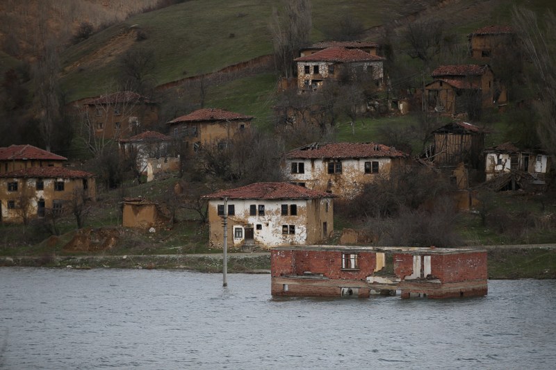 Yerleşkenin sular altında kalmasının ardından Toplu Konut İdaresi (TOKİ) aracılığıyla 1 kilometre uzaklıkta inşa edilen 123 evde ise halen 215 kişi ikamet ediyor.