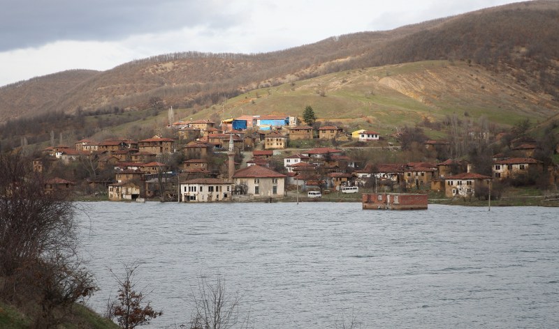 Bilecik'in Pazaryeri ilçesinde 2006 yılında baraj kurulmasının ardından büyük bölümü sular altında kalan Günyurdu köyünde, son yağışların da etkisiyle su seviyesi yükseldi.