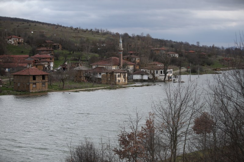 Bilecik'in Pazaryeri ilçesinde 2006 yılında baraj kurulmasının ardından büyük bölümü sular altında kalan Günyurdu köyünde, son yağışların da etkisiyle su seviyesi yükseldi.