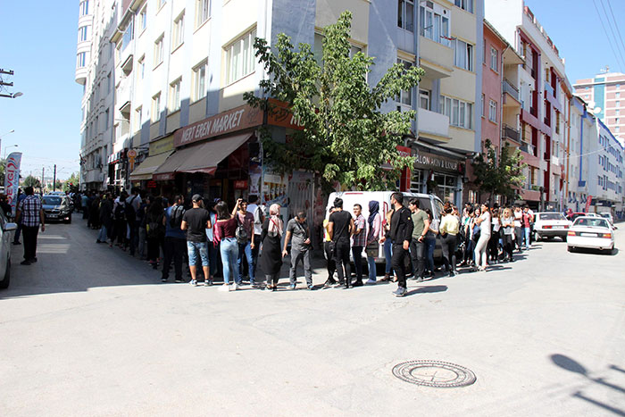 Tepebaşı Belediyesi Gençlik Merkezleri tarafından güz döneminde gerçekleştirilecek 33 farklı kurs için kayıt işlemleri yoğun talep ile başladı. 