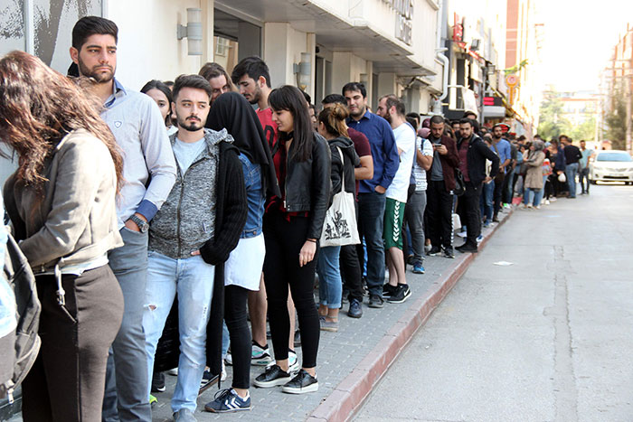 Tepebaşı Belediyesi Gençlik Merkezleri tarafından güz döneminde gerçekleştirilecek 33 farklı kurs için kayıt işlemleri yoğun talep ile başladı. 