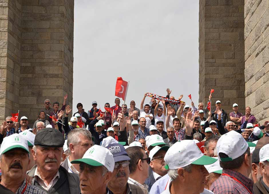 Tepebaşı Belediyesi’nin Kültür Turları kapsamında bin 500 kişi Çanakkale'ye gitti.