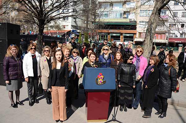 Eskişehirli kadınlar bir araya gelerek, ördükleri bin 500 motifle Adalar mevkiinde bir köprüyü süslediler.