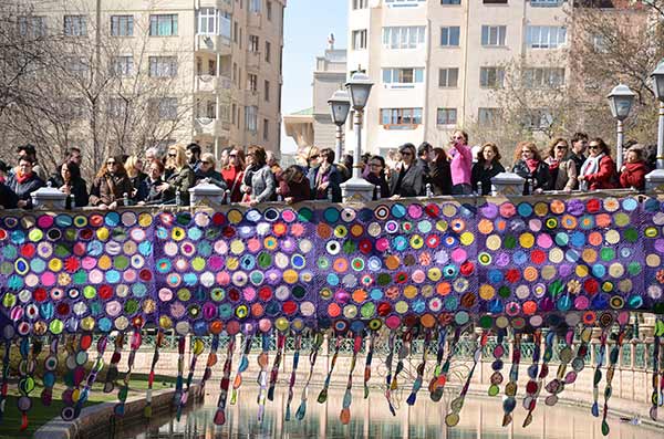 Eskişehirli kadınlar bir araya gelerek, ördükleri bin 500 motifle Adalar mevkiinde bir köprüyü süslediler.