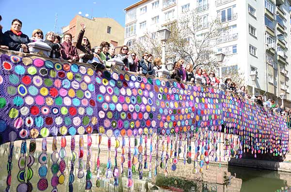 Eskişehirli kadınlar bir araya gelerek, ördükleri bin 500 motifle Adalar mevkiinde bir köprüyü süslediler.