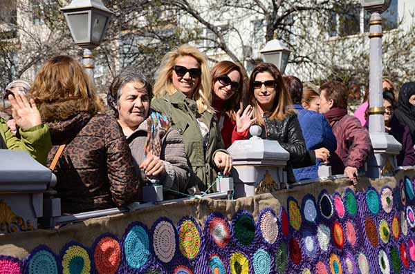 Eskişehirli kadınlar bir araya gelerek, ördükleri bin 500 motifle Adalar mevkiinde bir köprüyü süslediler.