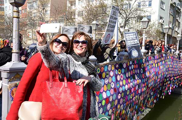 Eskişehirli kadınlar bir araya gelerek, ördükleri bin 500 motifle Adalar mevkiinde bir köprüyü süslediler.