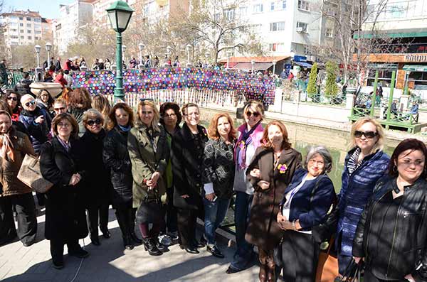 Eskişehirli kadınlar bir araya gelerek, ördükleri bin 500 motifle Adalar mevkiinde bir köprüyü süslediler.