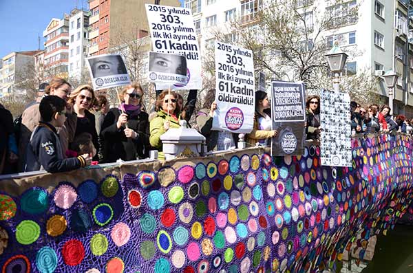 Eskişehirli kadınlar bir araya gelerek, ördükleri bin 500 motifle Adalar mevkiinde bir köprüyü süslediler.