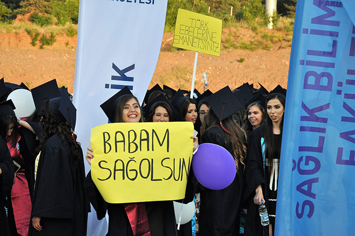 Eskişehir Osmangazi Üniversitesi öğrencileri (ESOGÜ) 2016-2017 Eğitim-Öğretim Yılı Mezuniyet Törenini coşkuyla kutladı. Çiçeği burnunda mezunlar, keplerini sevilen sanatçı Mithat Körler eşliğinde havaya attı.