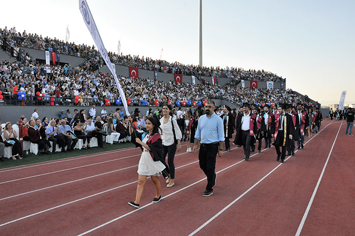 Eskişehir Osmangazi Üniversitesi öğrencileri (ESOGÜ) 2016-2017 Eğitim-Öğretim Yılı Mezuniyet Törenini coşkuyla kutladı. Çiçeği burnunda mezunlar, keplerini sevilen sanatçı Mithat Körler eşliğinde havaya attı.