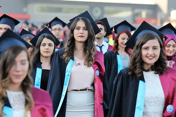 Eskişehir Osmangazi Üniversitesi öğrencileri (ESOGÜ) 2016-2017 Eğitim-Öğretim Yılı Mezuniyet Törenini coşkuyla kutladı. Çiçeği burnunda mezunlar, keplerini sevilen sanatçı Mithat Körler eşliğinde havaya attı.