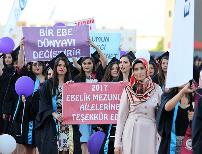 Eskişehir Osmangazi Üniversitesi öğrencileri (ESOGÜ) 2016-2017 Eğitim-Öğretim Yılı Mezuniyet Törenini coşkuyla kutladı. Çiçeği burnunda mezunlar, keplerini sevilen sanatçı Mithat Körler eşliğinde havaya attı.