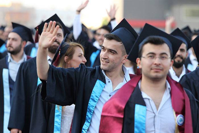 Eskişehir Osmangazi Üniversitesi öğrencileri (ESOGÜ) 2016-2017 Eğitim-Öğretim Yılı Mezuniyet Törenini coşkuyla kutladı. Çiçeği burnunda mezunlar, keplerini sevilen sanatçı Mithat Körler eşliğinde havaya attı.