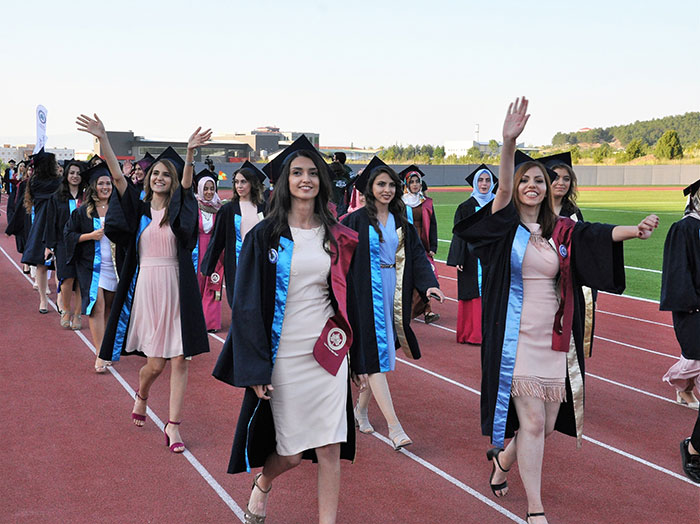 Eskişehir Osmangazi Üniversitesi öğrencileri (ESOGÜ) 2016-2017 Eğitim-Öğretim Yılı Mezuniyet Törenini coşkuyla kutladı. Çiçeği burnunda mezunlar, keplerini sevilen sanatçı Mithat Körler eşliğinde havaya attı.