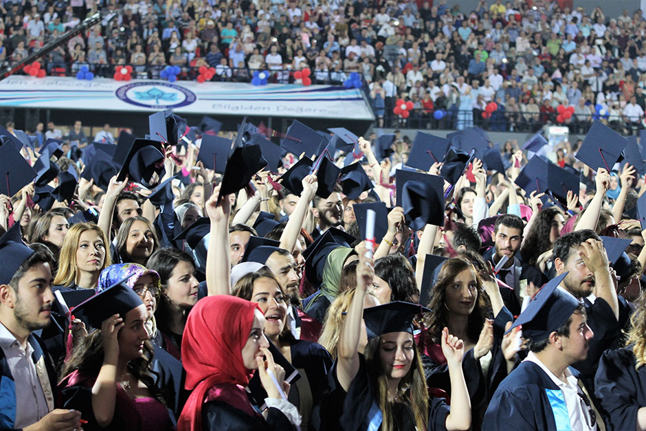 Eskişehir Osmangazi Üniversitesi öğrencileri (ESOGÜ) 2016-2017 Eğitim-Öğretim Yılı Mezuniyet Törenini coşkuyla kutladı. Çiçeği burnunda mezunlar, keplerini sevilen sanatçı Mithat Körler eşliğinde havaya attı.