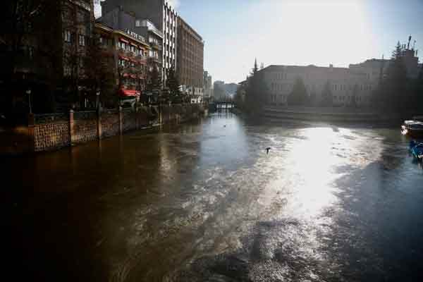 Eskişehir kent merkezinden geçen Porsuk Çayı'nın yüzeyi soğuk hava nedeniyle buz tuttu.