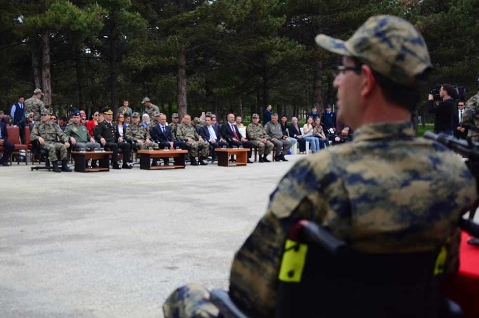 20 engelli bir günlüğüne temsili askerlik yaptı. 1. Ana Jet Üs Komutanlığı'nda düzenlenen törende engelliler için yemin töreni düzenlendi.