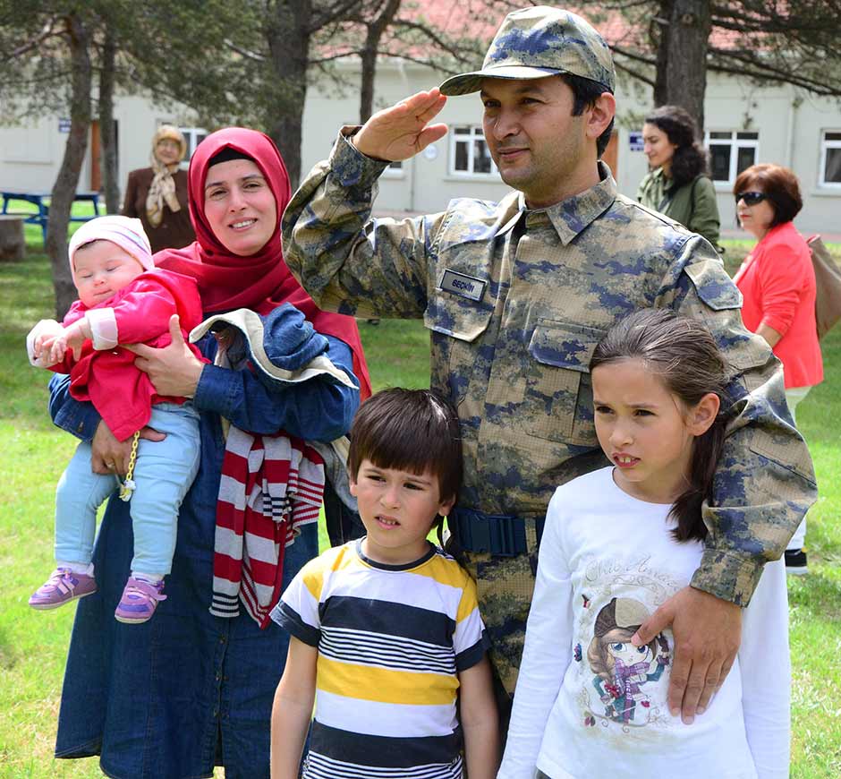 20 engelli bir günlüğüne temsili askerlik yaptı. 1. Ana Jet Üs Komutanlığı'nda düzenlenen törende engelliler için yemin töreni düzenlendi.