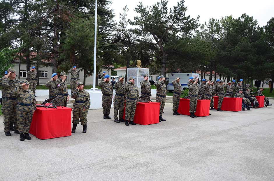 20 engelli bir günlüğüne temsili askerlik yaptı. 1. Ana Jet Üs Komutanlığı'nda düzenlenen törende engelliler için yemin töreni düzenlendi.