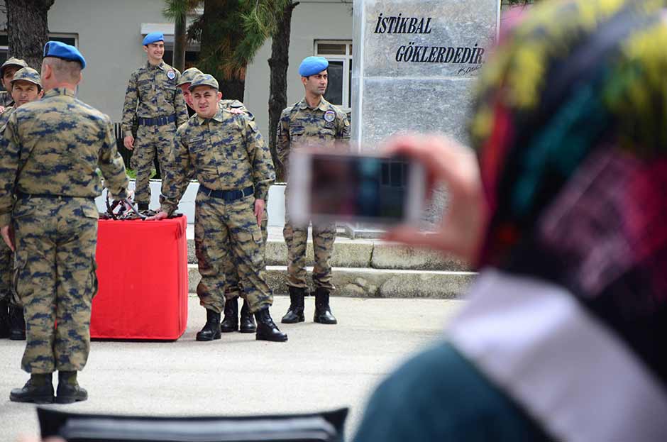 20 engelli bir günlüğüne temsili askerlik yaptı. 1. Ana Jet Üs Komutanlığı'nda düzenlenen törende engelliler için yemin töreni düzenlendi.