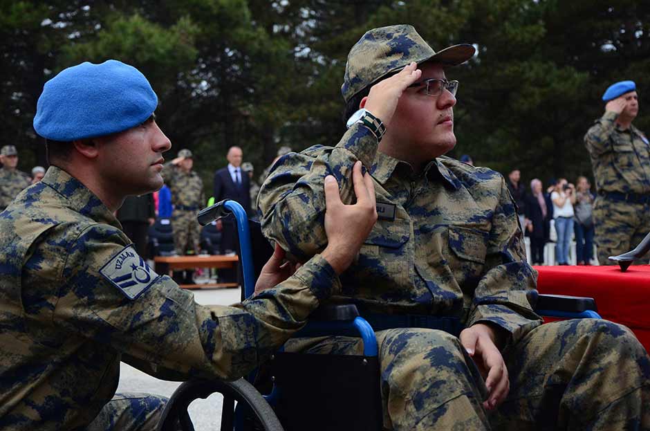 20 engelli bir günlüğüne temsili askerlik yaptı. 1. Ana Jet Üs Komutanlığı'nda düzenlenen törende engelliler için yemin töreni düzenlendi.