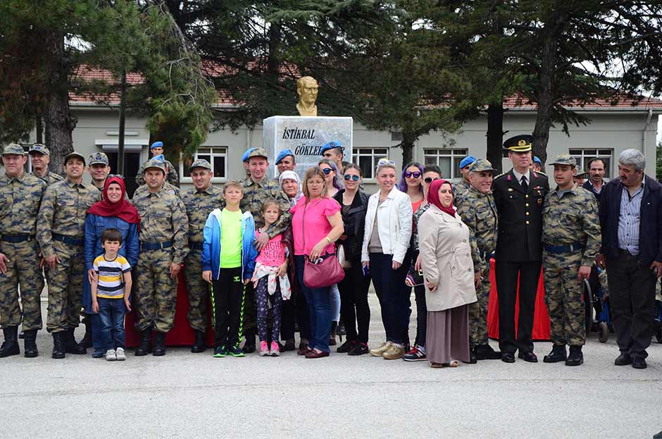 20 engelli bir günlüğüne temsili askerlik yaptı. 1. Ana Jet Üs Komutanlığı'nda düzenlenen törende engelliler için yemin töreni düzenlendi.