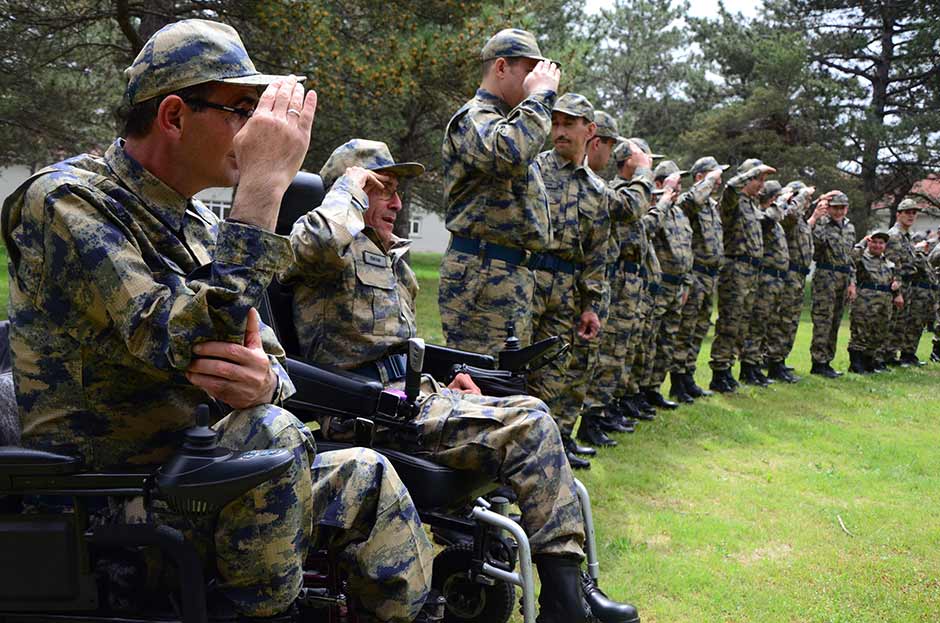 20 engelli bir günlüğüne temsili askerlik yaptı. 1. Ana Jet Üs Komutanlığı'nda düzenlenen törende engelliler için yemin töreni düzenlendi.