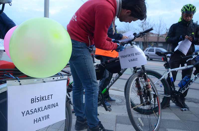 ’Trafikte biz de varız’ demek için bisikletliler, bütün dünyada eş zamanlı düzenlenen etkinliği Eskişehir’e taşıdı.