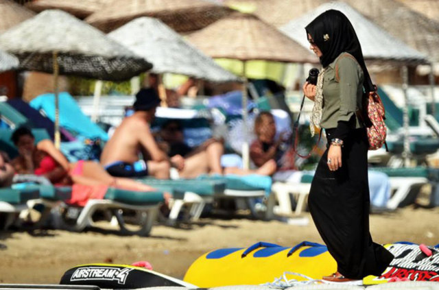 Bodrum'da her geçen gün yükselen hava sıcaklığıyla birlikte sahillerdeki yoğunluk da artmaya başladı.