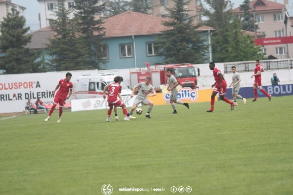 Spor Toto 1. Lig’in son haftasında Bolu Atatürk Stadyumu’nda oynanan Boluspor-Eskişehirspor karşılaşması, Boluspor’un 3-2’lık galibiyetiyle sonuçlandı. Es Es 83. dakikada gol bulup umutlandıktan saniyeler sonra 3. golü yedi.