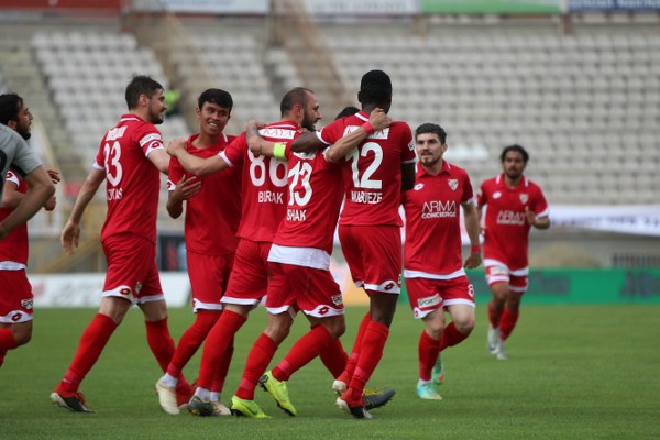 Spor Toto 1. Lig’in son haftasında Bolu Atatürk Stadyumu’nda oynanan Boluspor-Eskişehirspor karşılaşması, Boluspor’un 3-2’lık galibiyetiyle sonuçlandı. Es Es 83. dakikada gol bulup umutlandıktan saniyeler sonra 3. golü yedi.