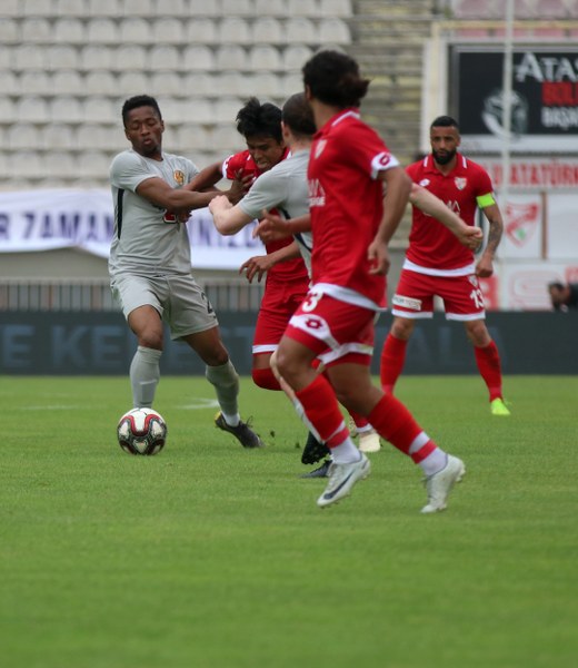 Spor Toto 1. Lig’in son haftasında Bolu Atatürk Stadyumu’nda oynanan Boluspor-Eskişehirspor karşılaşması, Boluspor’un 3-2’lık galibiyetiyle sonuçlandı. Es Es 83. dakikada gol bulup umutlandıktan saniyeler sonra 3. golü yedi.