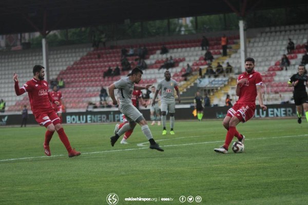 Spor Toto 1. Lig’in son haftasında Bolu Atatürk Stadyumu’nda oynanan Boluspor-Eskişehirspor karşılaşması, Boluspor’un 3-2’lık galibiyetiyle sonuçlandı. Es Es 83. dakikada gol bulup umutlandıktan saniyeler sonra 3. golü yedi.