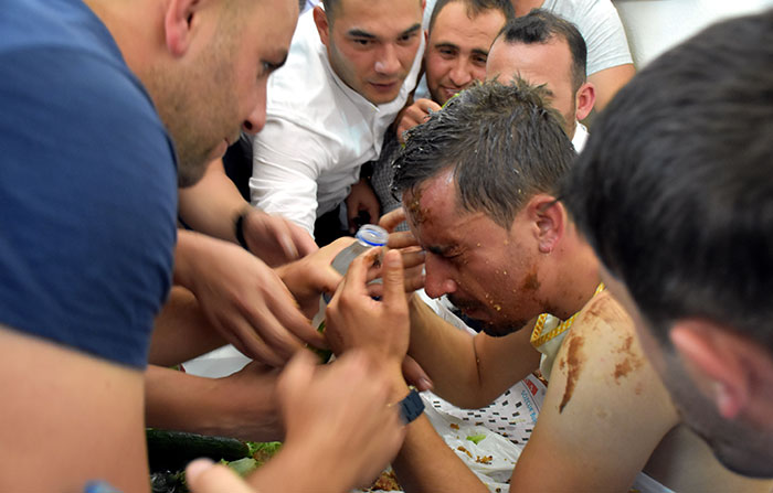 Bilecik'in Pazaryeri ilçesinde, düğünlerde uzun yıllardır sürdürülen "gelin konvoyu bekleme", "gelin çiçeği alma", "gelin şerbeti", "cam kırma" ve "zorla yiyecek yedirme" gibi gelenekler, damat ve sağdıca zor anlar yaşatıyor.