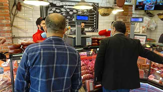 Dükkanların önünde kepenkler açılmadan kuyruğun başladığını belirten kasaplar, "Biz vatandaşa kaliteli eti uygun fiyata sunuyoruz. Alan vatandaşlarda memnun kalıyor.