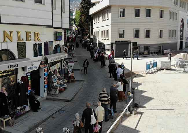 Bizi tekrar tercih ediyor. Dükkanların önünde uzun kuyruklar oluşuyor. Vatandaşlar saatlerce kuyrukta bekliyor" şeklinde konuştu.