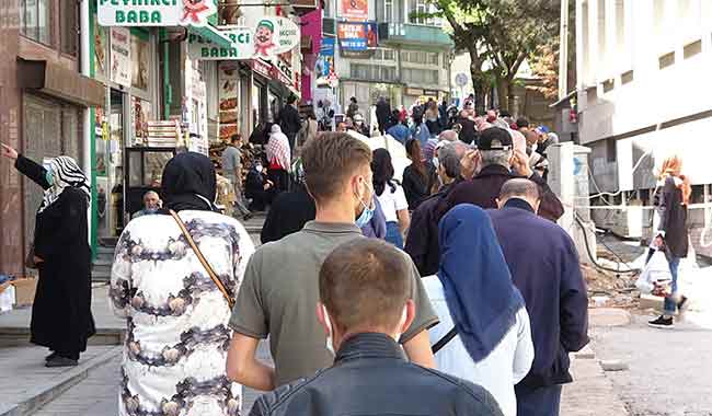 Bursa'da tam kapanma öncesi kasapların önünde yüzlerce metre kuyruk oluştu. Vatandaşlar et alabilmek için saatlerce kuyruk bekliyor.