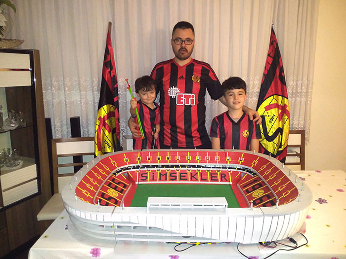 Eskişehirspor'un yeni stadının bire bir maketini yapan Mustafa Odaman, maç anonslarına kadar her şeyi düşünmüş. Odaman, maketi açık artırma ile satmak ve gelirini Eskişehirspor'a bırakmak istiyor. 