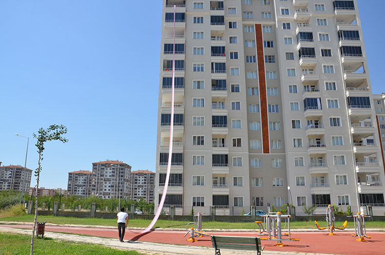 Malatya’da yaşayan Nusret Başyiğit, 6 bin mısralık şiir yazdı. Amatör şair, ‘Vatan Sevgisi’ üzerine yazdığı şiirini 200 metre uzunluğundaki kağıda sığdırabildi. 